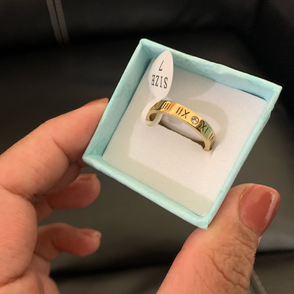 Roman Numerical Ring (golden) - Picture 4 of 4